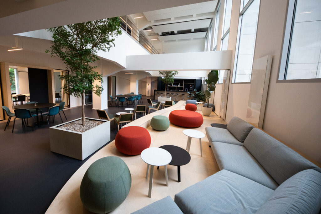 Un espace lounge avec différentes assise pour illustrer l'article concernant l'aménagement de bureaux professionnels