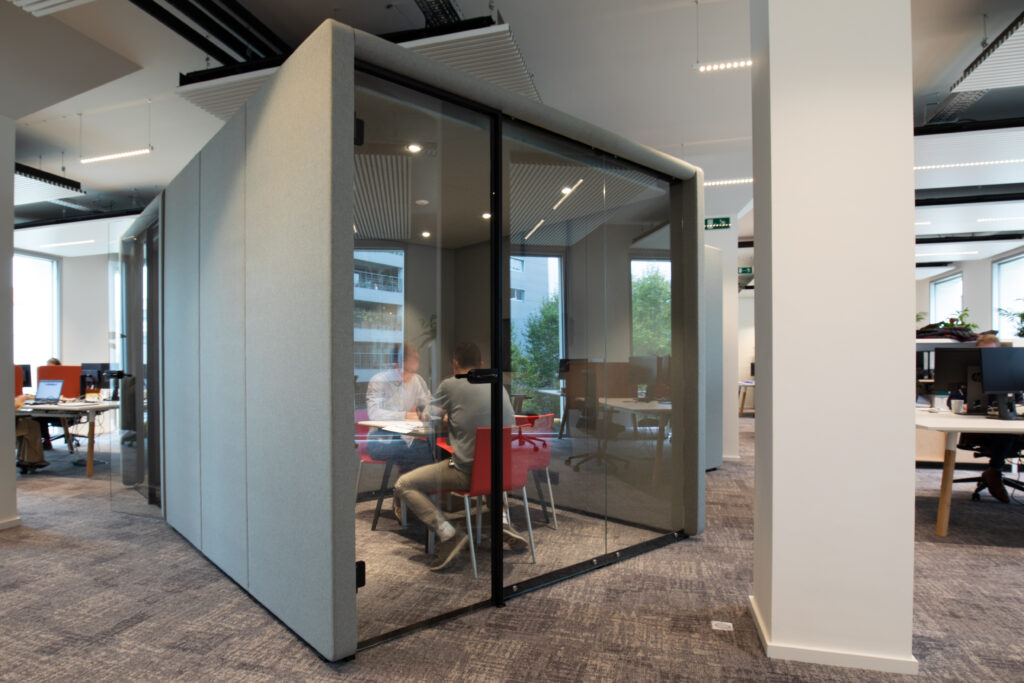 Des espaces de travail modulaires ont été installés dans les bureaux professionnels de VK engineering à Bruxelles.