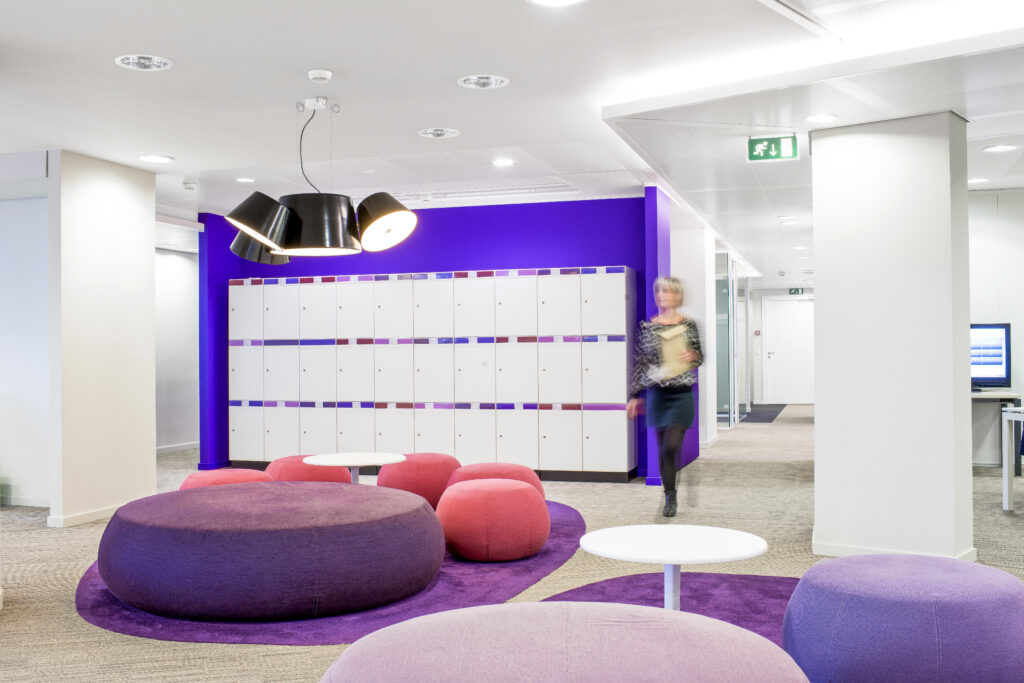 Des tables polyvalentes pour accueillir de grandes et petites équipes dans les bureaux professionnels du Crédoc de Bruxelles. 