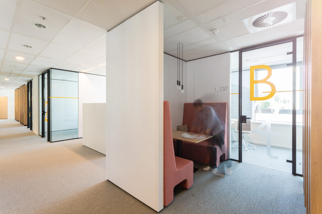 In de professionele kantoren van Solar Concept in Brussel helpen visuele codes de werknemers om een onderscheid te maken tussen de verschillende werkruimten. 