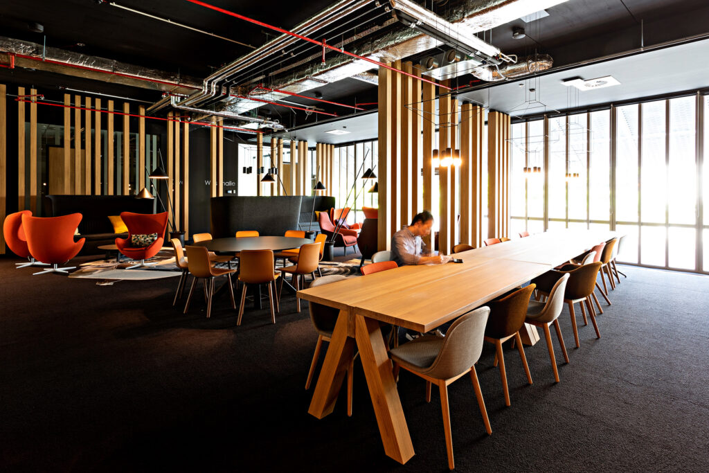 Hybrid working calls into question the notion of a dedicated desk.
